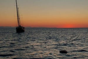 Cefalù: Mini Iate com paragens para snorkeling, grutas e aperitivo