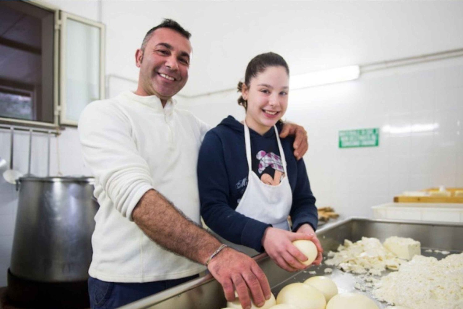 Cinisi: Milking and experience with fomaggi in a dairy.