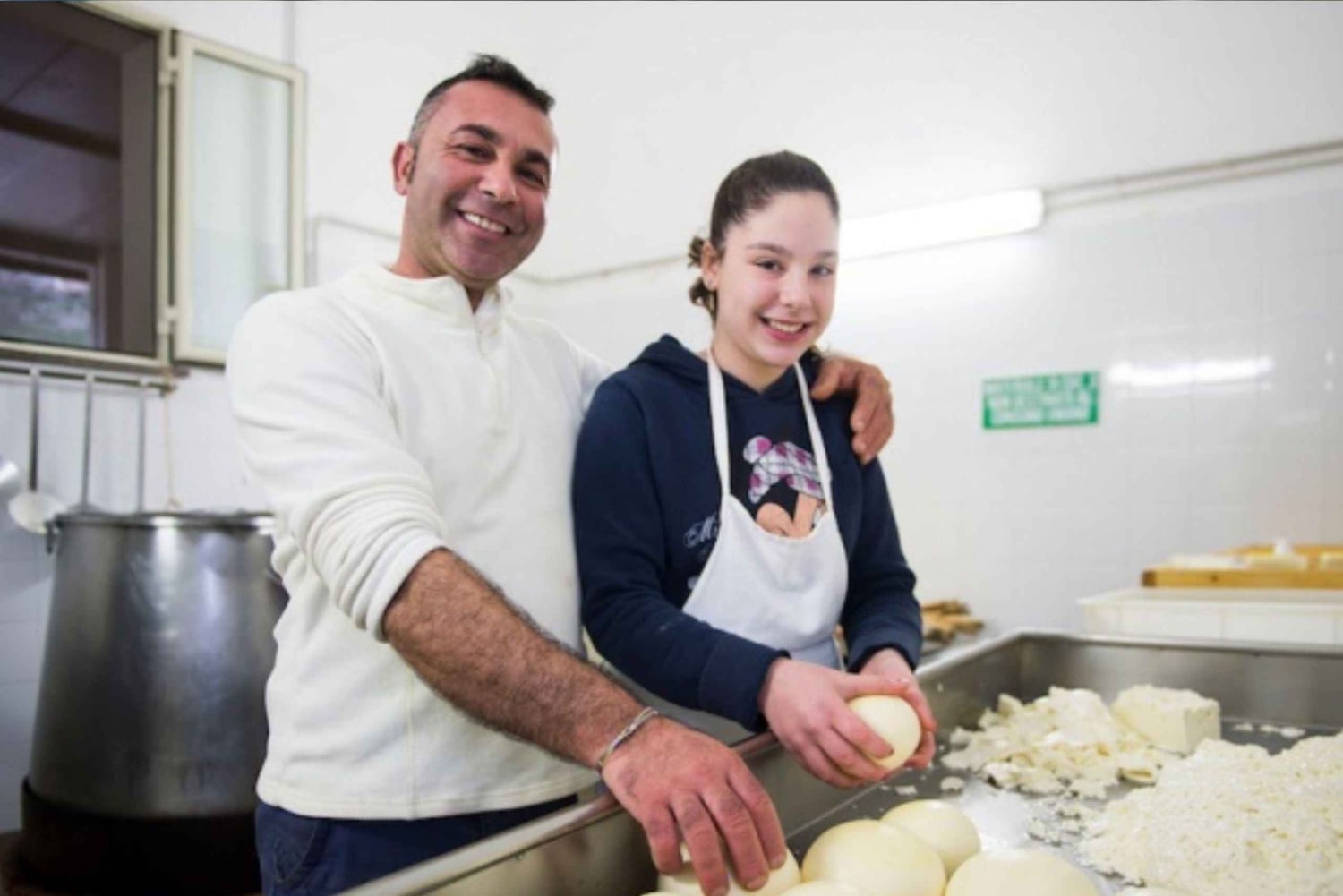 Чинизи: доение и дегустация сыра в сыроварне