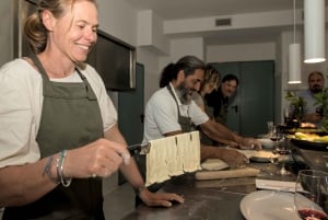 Siciliaanse kookles in een professionele keuken op de Etna met biologische moestuin