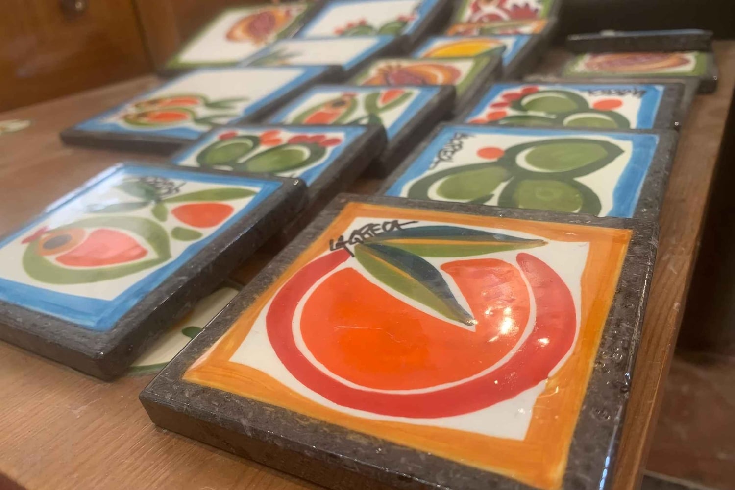 Créez et emportez chez vous votre céramique sicilienne en pierre de lave de l'Etna.