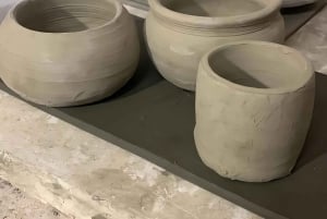 Créez et emportez chez vous votre céramique sicilienne en pierre de lave de l'Etna.