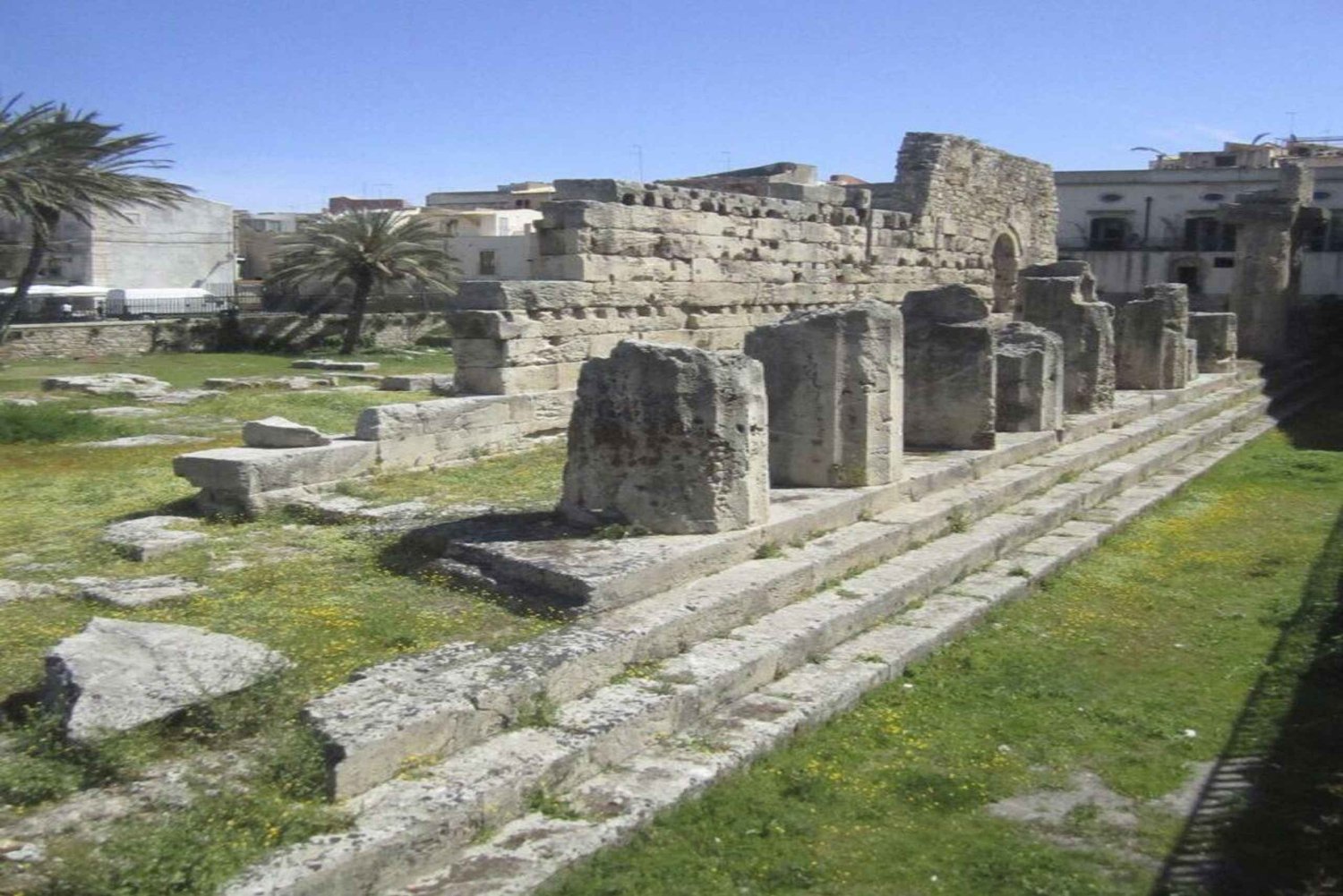 Découvrez les merveilles d'Ortigia : visite en tuk-tuk entre histoire et mer.