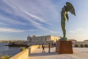 Descubre las maravillas de Ortigia: tour en tuk-tuk entre historia y mar.