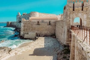 Descubre las maravillas de Ortigia: tour en tuk-tuk entre historia y mar.