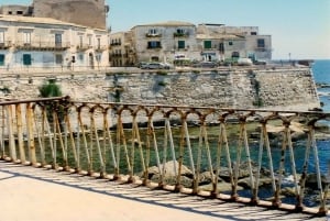 Descubre las maravillas de Ortigia: tour en tuk-tuk entre historia y mar.