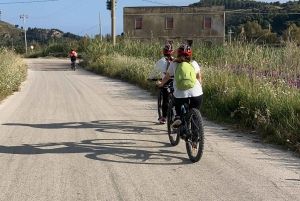E-Bike: Avventura alla Scala dei Turchi, Borghi Siciliani e food experience