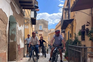 Passeio de E-Bike e comida de rua no centro histórico de Agrigento