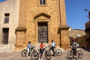 Passeio de E-Bike e comida de rua no centro histórico de Agrigento
