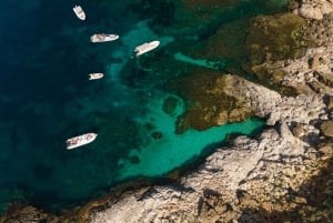 Esperienza in barca alle Egadi: Favignana e Levanzo da Trapani