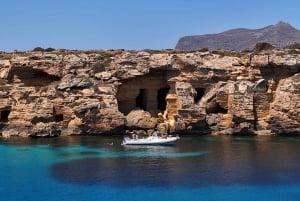 Esperienza in barca alle Egadi: Favignana e Levanzo da Trapani