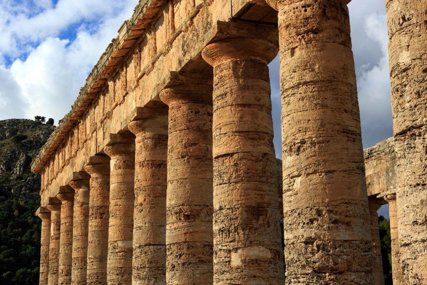 パレルモ発エリチェとセジェスタの多言語ツアー