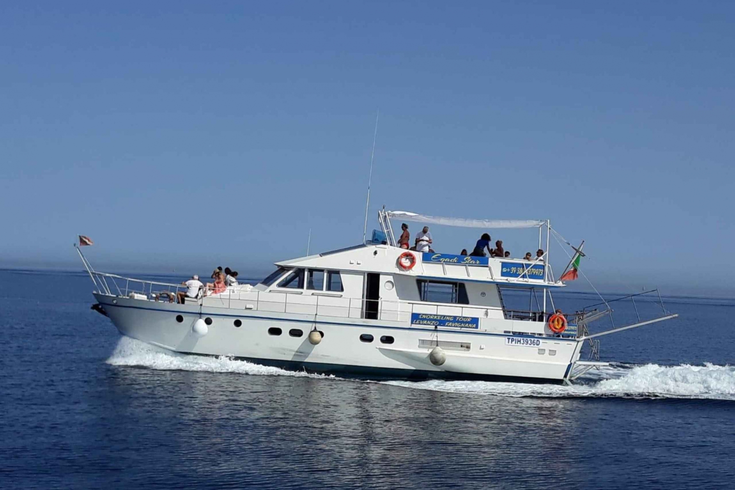 ヨットでレヴァンツォ島とファヴィニャーナ島を巡るツアー