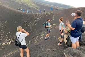 シラクーサ発：トレッキング、ワイン、食事付きのエトナ山1日ツアー