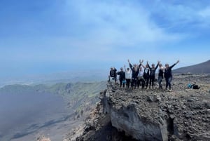 Etna: Escursione guidata nell'area sommitale con giro in funivia