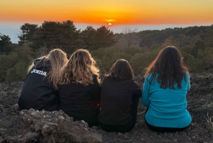 Excursion à l'Etna au coucher du soleil : randonnée, grotte et dégustation