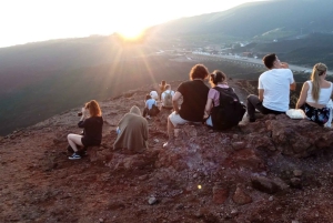 Excursion à l'Etna au coucher du soleil : randonnée, grotte et dégustation