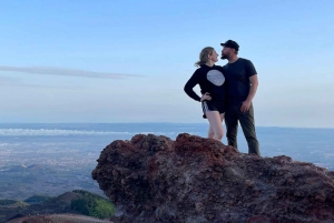 Excursion à l'Etna au coucher du soleil : randonnée, grotte et dégustation