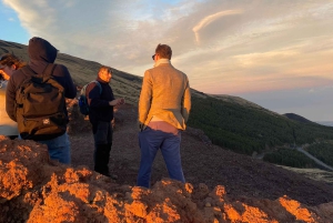 Excursion à l'Etna au coucher du soleil : randonnée, grotte et dégustation