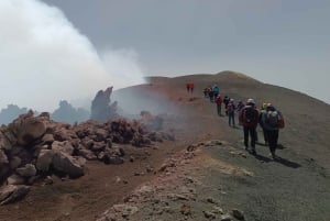 Etna trekking på 3000 meter med linbana, guide och taxitjänst som kan bokas