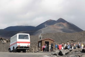 Etna trekking på 3000 meter med linbana, guide och taxitjänst som kan bokas