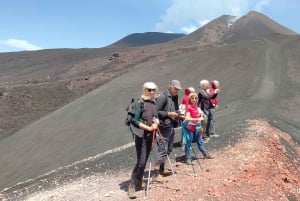 Etna trekking på 3000 meter med linbana, guide och taxitjänst som kan bokas