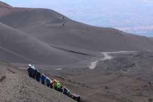 Etna trekking på 3000 meter med linbana, guide och taxitjänst som kan bokas