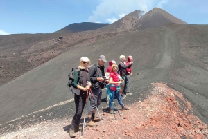 Etna trekking sulle quote sommitali del vulcano con funivia