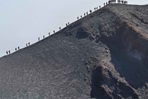 Etna trekking sulle quote sommitali del vulcano con funivia