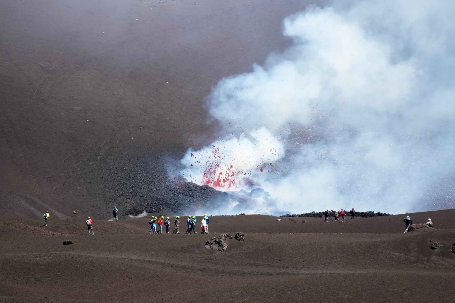 エトナ山：標高3340メートルの山頂火口へのトレッキング