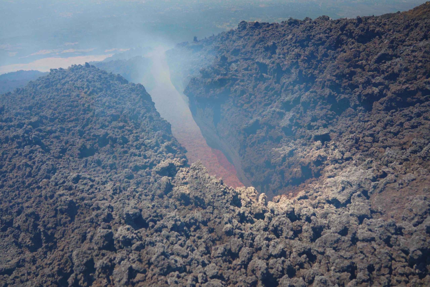 エトナ山：標高3340メートルの山頂火口へのトレッキング