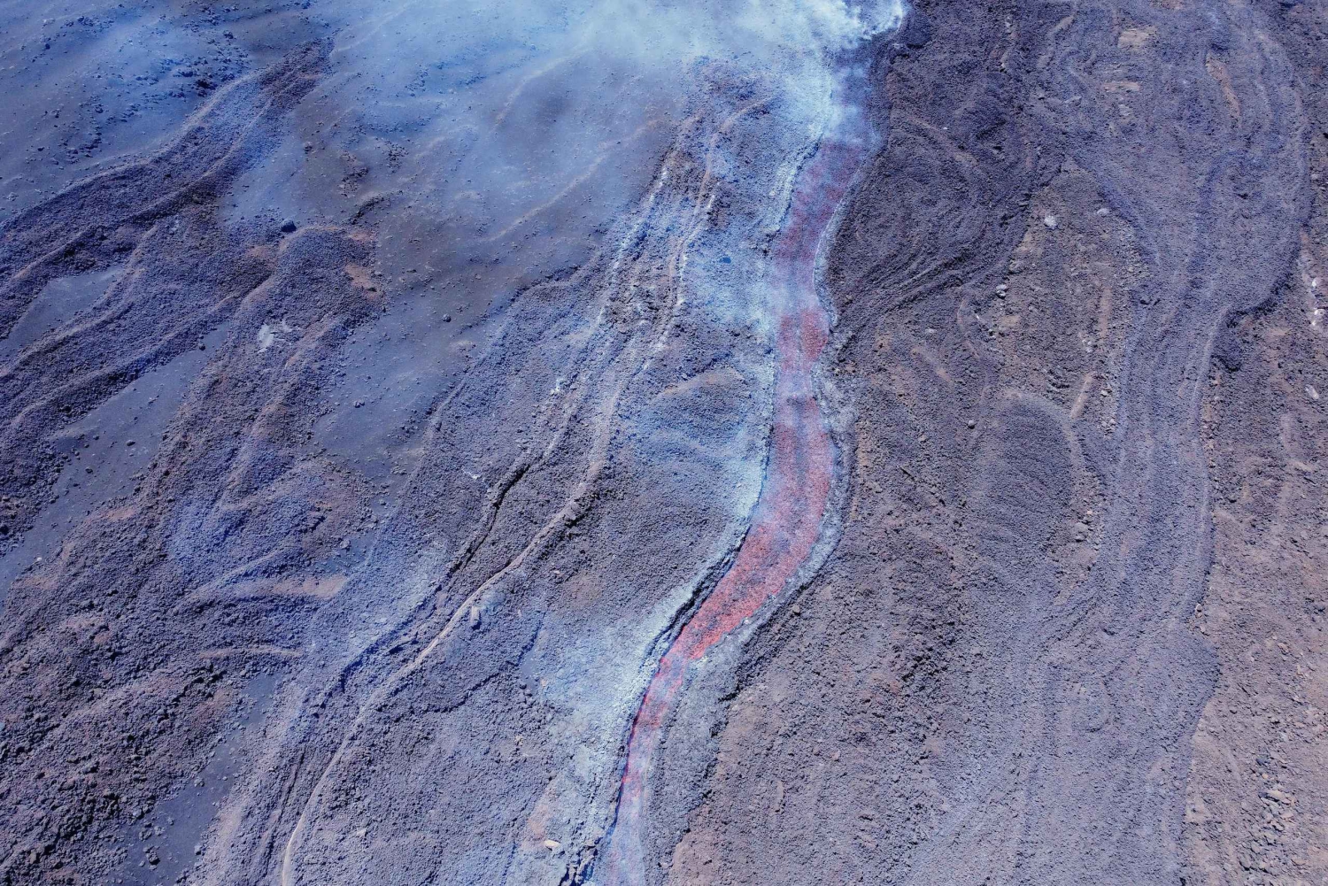 エトナ山：標高3340メートルの山頂火口へのトレッキング