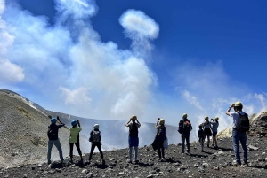 エトナ山：標高3340メートルの山頂火口へのトレッキング