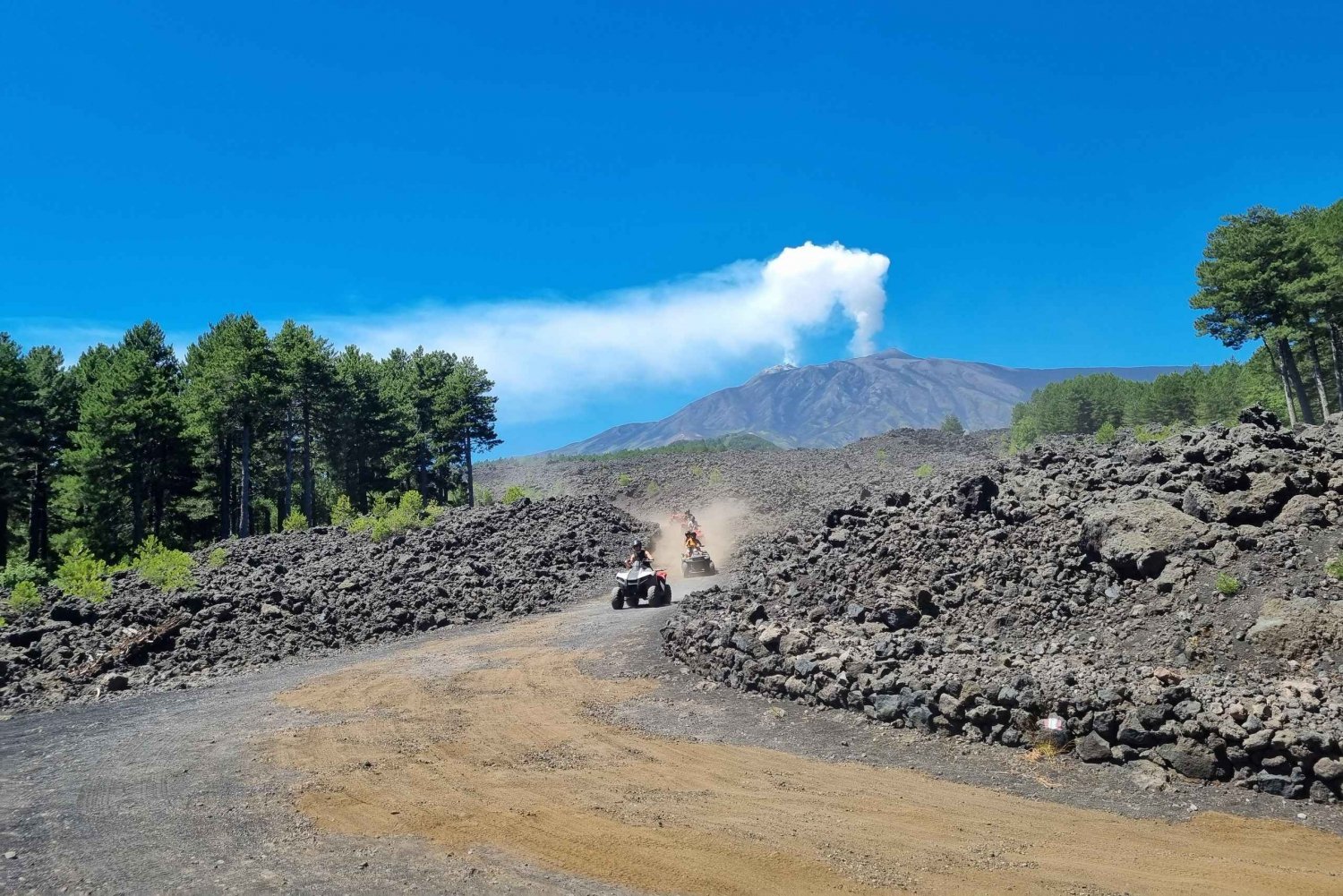 Vulcano Etna: Grand tour Etna in quad con visita grotta e colate laviche