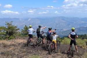 Explora o vulcão Etna com um guia especializado em e-bike