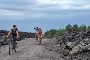 Explora o vulcão Etna com um guia especializado em e-bike