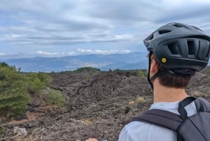 Explora o vulcão Etna com um guia especializado em e-bike