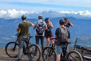 Explora o vulcão Etna com um guia especializado em e-bike