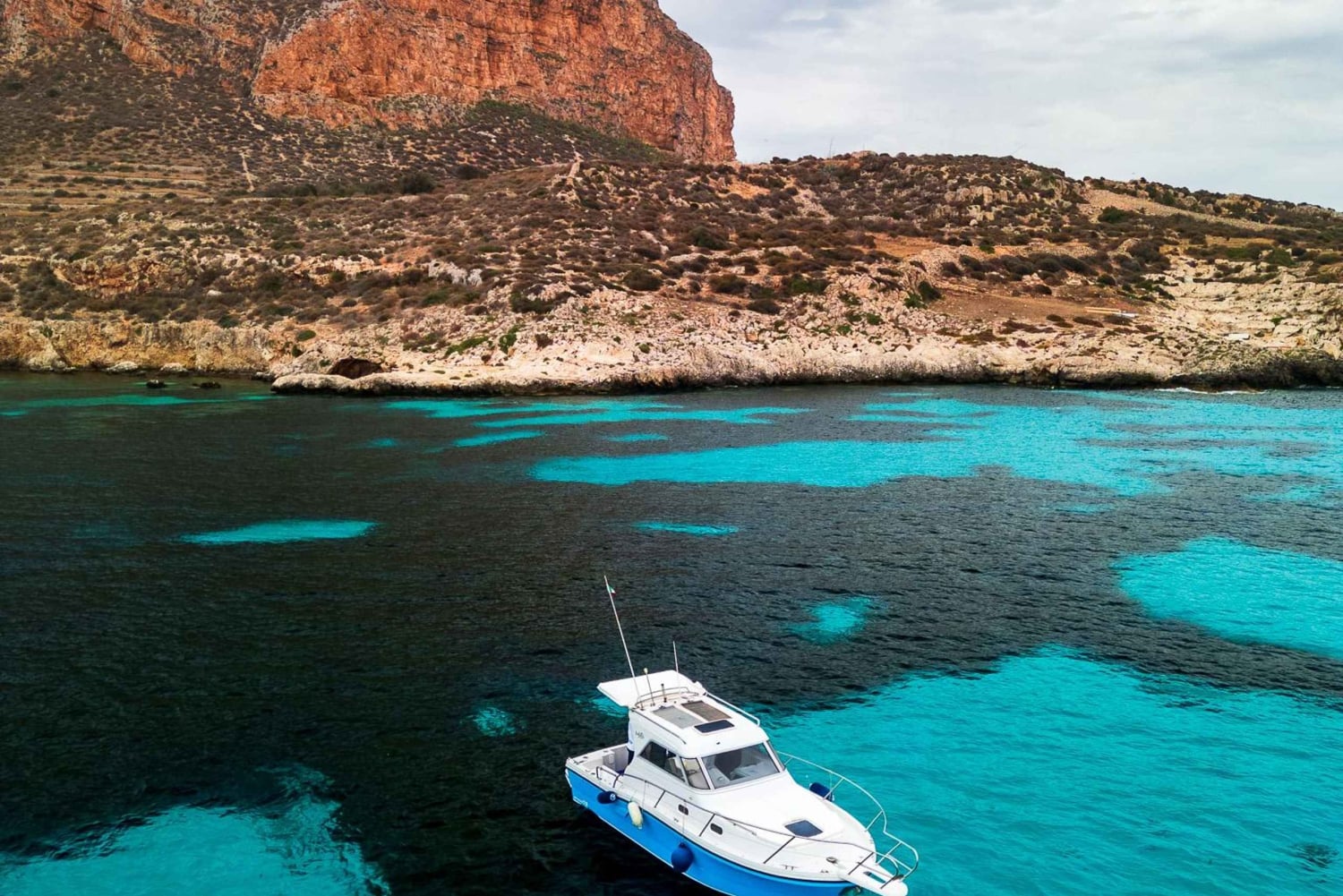 Favignana: gemeinsame Bootstour mit Mittagessen an Bord