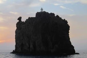 ミラッツォ発：パナレア島とストロンボリ島のボートツアー