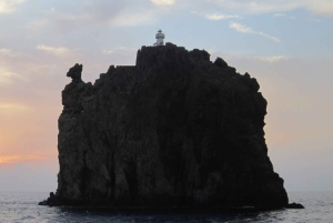 ミラッツォ発：パナレア島とストロンボリ島のボートツアー