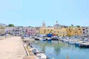 Desde Nápoles: traslado a Procida con tour en barco por la isla