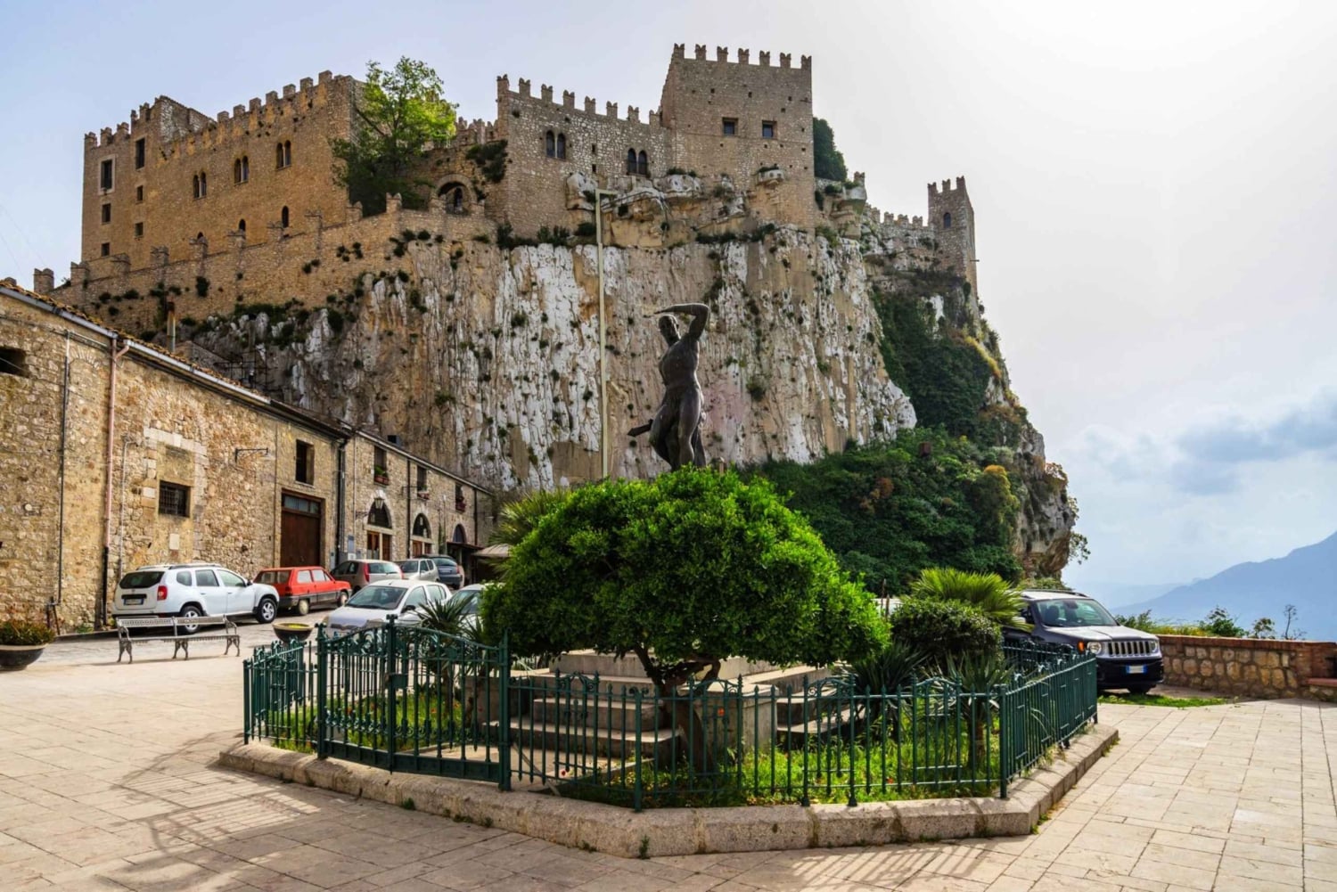 Из Палермо: Экскурсия по средневековым замкам в Какамо и Чефалу.