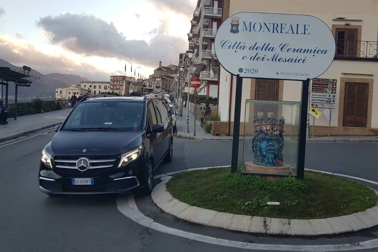 Palermosta: edestakainen bussikuljetus Monrealeen tai bussikuljetus sinne ja takaisin