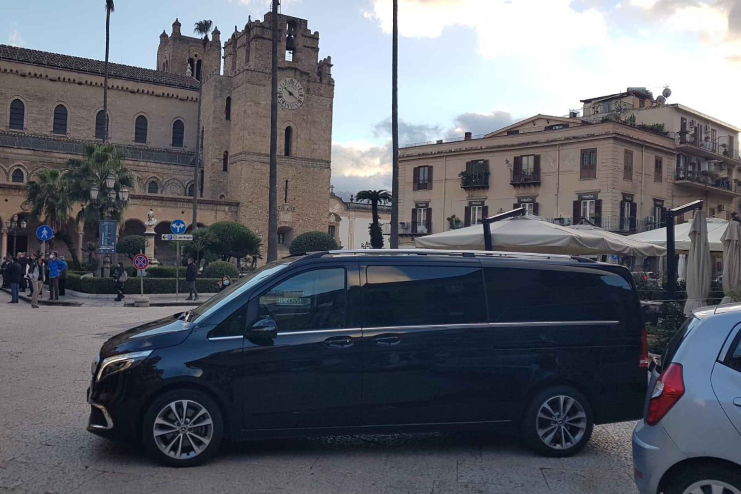 Palermosta: edestakainen bussikuljetus Monrealeen tai bussikuljetus sinne ja takaisin