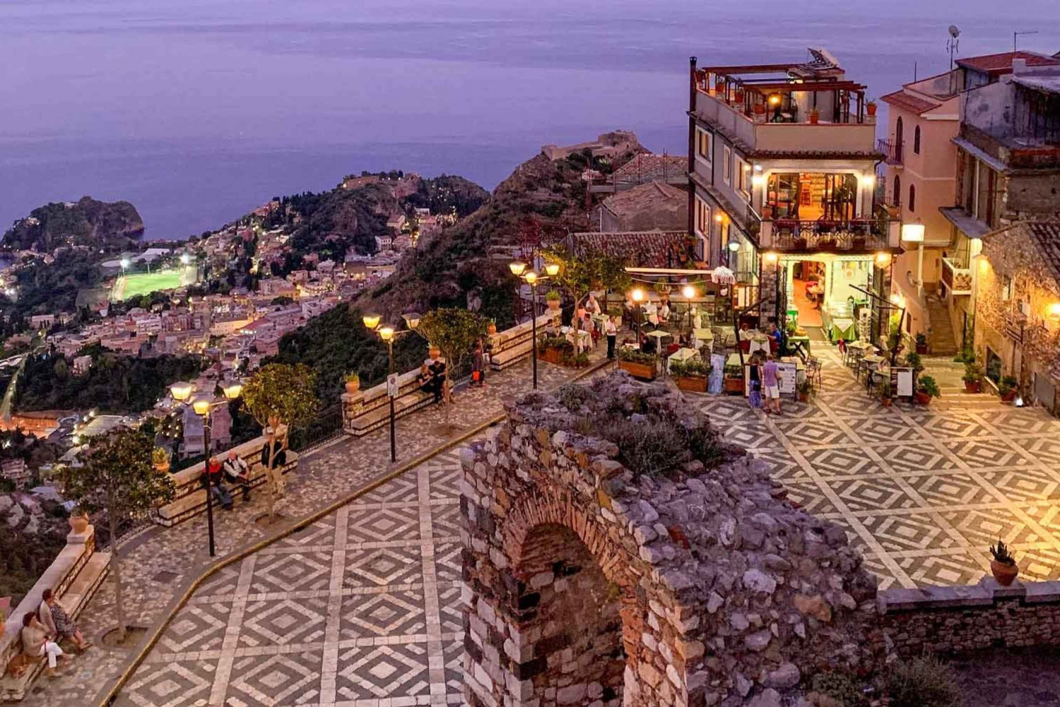 From Siracusa: Guided Tour of Taormina and Isola Bella