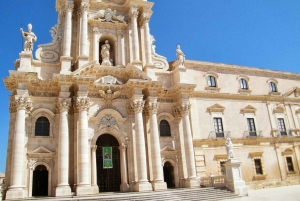 タオルミーナ発：シラクーサとオルティージャ島ガイドツアー