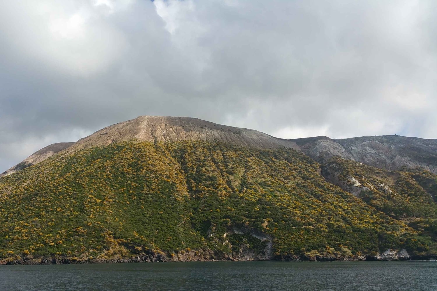 De Taormina: Mini-cruzeiro guiado pelas Eólias de Lipari e Vulcano