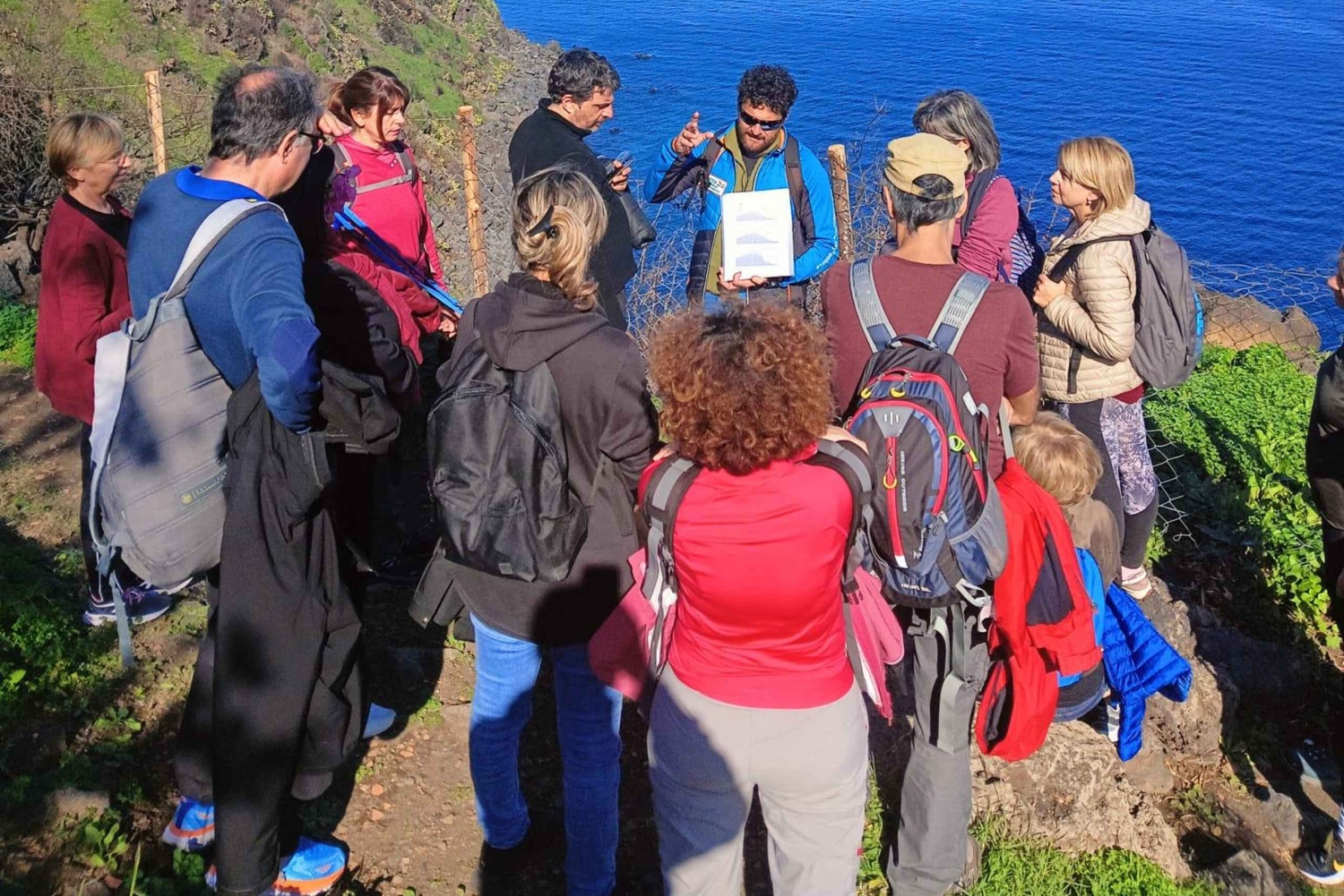 Från slottet till katedralen: vandring mellan Aci Castello och Acireale