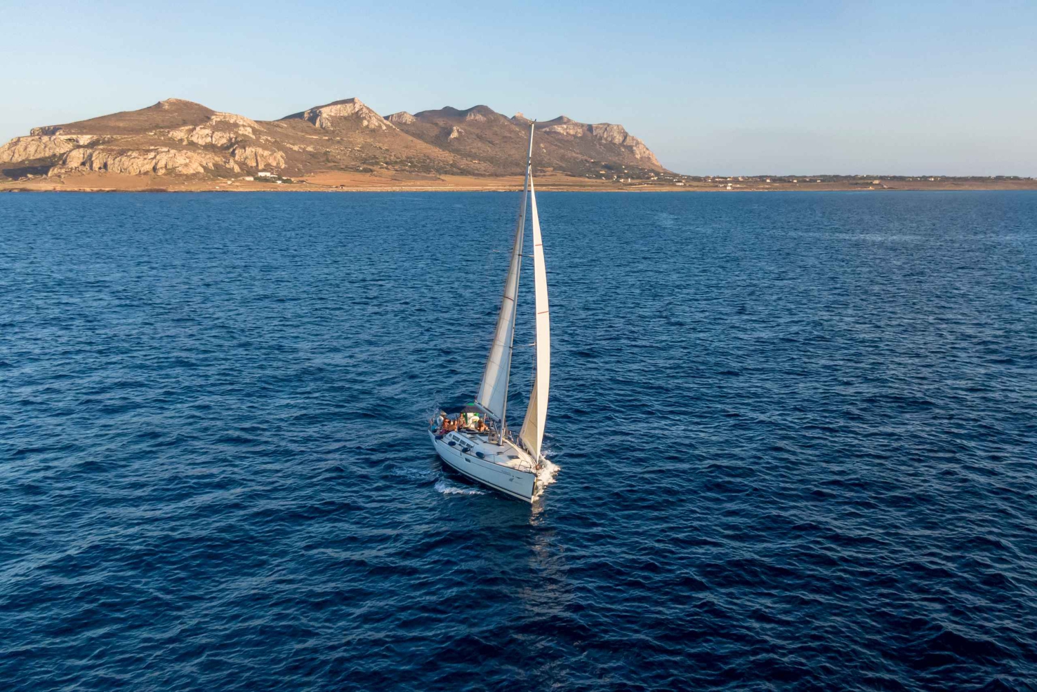 Von Trapani aus: Ganztägige Segelbootstour nach Favignana und Levanzo
